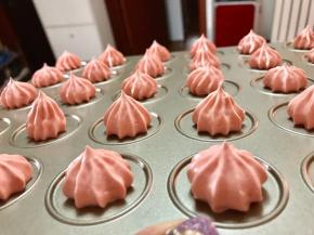 蛋白不要打过头，干性泡提起来有小尖角即可。
