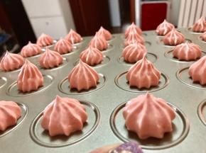 蛋白不要打过头，干性泡提起来有小尖角即可。
