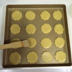 用刷子给桃酥刷上鸡蛋液。