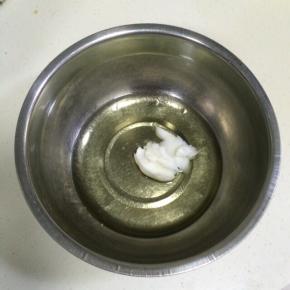 在盆内加入猪油和玉米油。