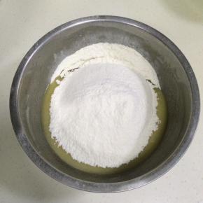 把泡打粉、苏打粉与低筋面粉混合过筛入盆内。