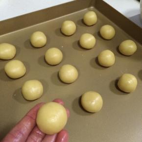 把桃酥面糊平分成16克的小剂子，搓圆。