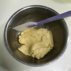 用刮刀翻拌均匀，直至无干粉状态。