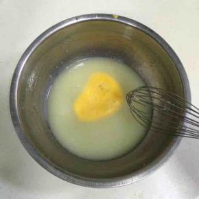 加入鸡蛋液，搅拌均匀。