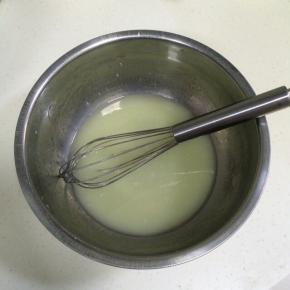 用手动打蛋器搅拌均匀，直至猪油溶化。