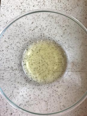 蛋清放在无水无油的盆子中，加入两滴柠檬汁