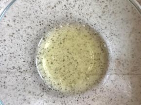 蛋清放在无水无油的盆子中，加入两滴柠檬汁