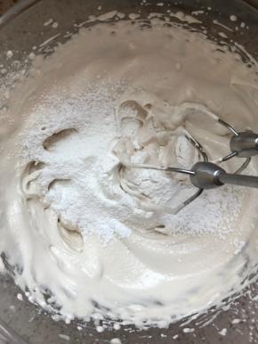 打到湿性泡的状态筛入玉米淀粉，继续打发至干性泡