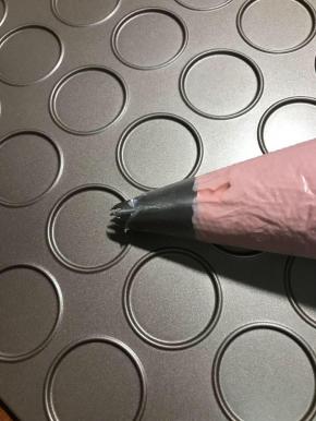 裱花嘴选的是三能7102，面糊装入裱花袋中。