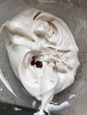 混入两滴色素，电动打蛋器打匀。