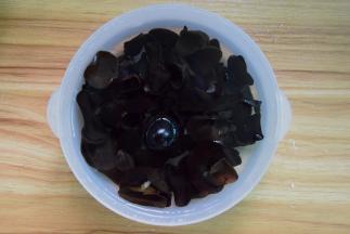 木耳提前泡发，然后洗净撕小朵