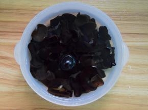 木耳提前泡发，然后洗净撕小朵