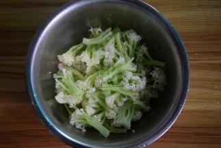 菜花切小朵，稍焯水后捞出待用