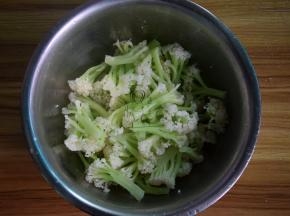 菜花切小朵，稍焯水后捞出待用