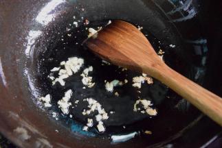 热油锅，放入蒜末炒出香味