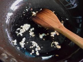 热油锅，放入蒜末炒出香味