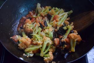 再加入焯水的菜花，调入适量盐，炒到菜花上色即可