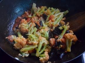 再加入焯水的菜花，调入适量盐，炒到菜花上色即可