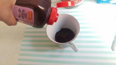 先拿个被子，倒入巧克力酱。