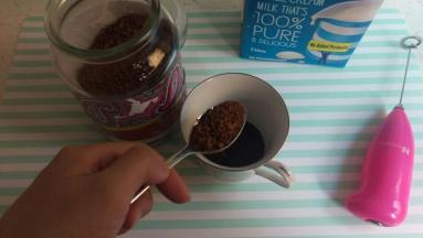 在加入1勺的咖啡粉。