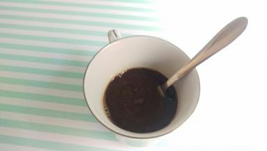 再加入热水搅拌均匀，巧克力酱的比例和咖啡水是1:1。咖啡要特浓咖啡。