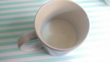 准备好牛奶，微波炉热20秒。