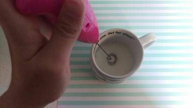 开始搅拌，杯子要注意，不要散出来，用手包好。一直打到奶泡长高1倍。可以快满杯子。