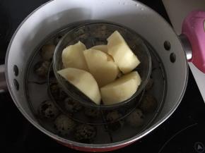 将土豆去皮切块后放入碗中与鹧鸪蛋一起蒸熟