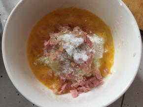 然后将土豆压成泥，加入面粉、鸡蛋、火腿碎、白砂糖、盐、黑椒粉