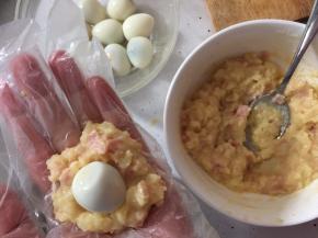 将鹧鸪蛋包在土豆泥里