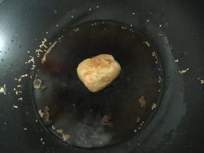 锅里热油后放入油锅中炸