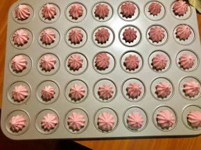 距离烤盘一公分处，垂直挤出合适的大小，轻提裱花嘴，用油布硅胶垫都可以。