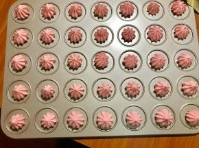 距离烤盘一公分处，垂直挤出合适的大小，轻提裱花嘴，用油布硅胶垫都可以。
