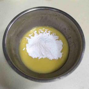 加入糖粉，继续搅拌均匀。