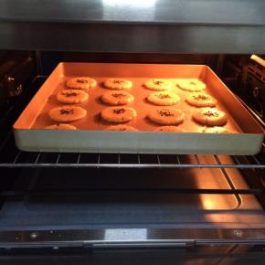 入预热好的烤箱中层，175度烤约13至15分钟，观察桃酥上色即可。