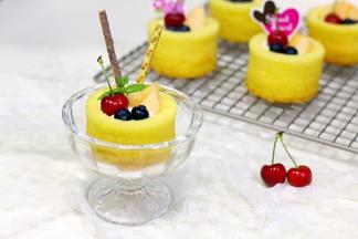 好吃又好看的奶油蛋糕杯就制作完成了。