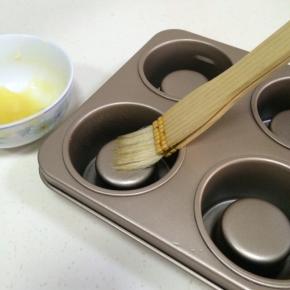 给模具刷上脱模膏。（脱模膏配方：中粉16克，黄油31克，玉米油31克，此三种材料混合搅匀即可）