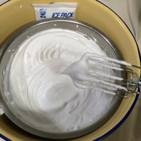 在淡奶油中加入细砂糖，垫冰打发，打至奶油有阻力且出现明显的纹路，打蛋头提起来奶油不滴落。