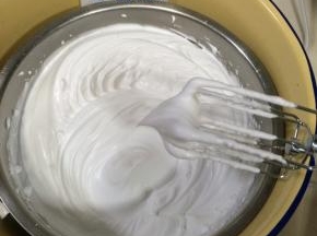 在淡奶油中加入细砂糖，垫冰打发，打至奶油有阻力且出现明显的纹路，打蛋头提起来奶油不滴落。
