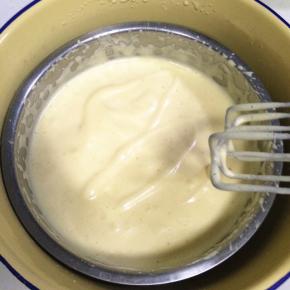 打到蛋液粘稠，提起打蛋头不易滴落，面糊画出的纹理不易消失。