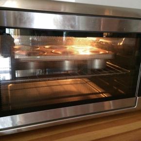 入预热好的烤箱中层，上下火，150度，30分钟左右。