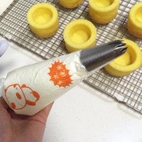 在裱花袋随意内装入一个裱花嘴，然后再把打发好的奶油继续装入裱花袋中。