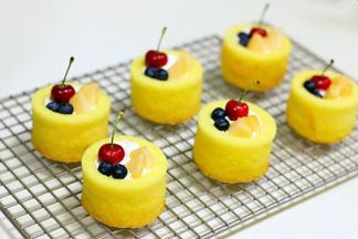 把水果放在挤满奶油的蛋糕杯中装饰。