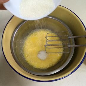 分三次加入细砂糖进行打发。