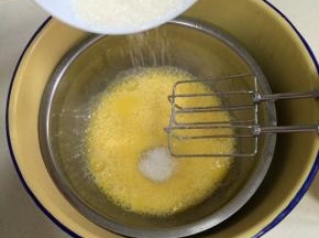 分三次加入细砂糖进行打发。