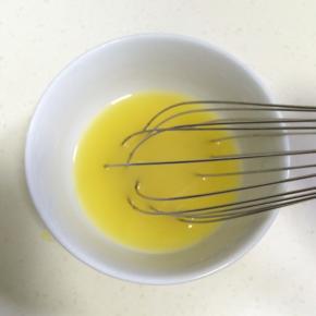 橙汁和玉米油混合搅拌至乳化。