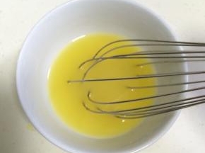 橙汁和玉米油混合搅拌至乳化。