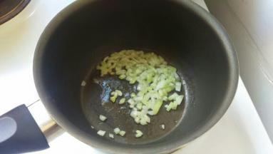 先热油，把洋葱煎出香味。