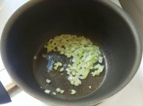 先热油，把洋葱煎出香味。