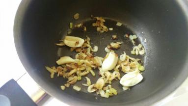 倒入大蒜+虾米+葱头。炒出香味。